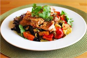 Теплый салат с курицей