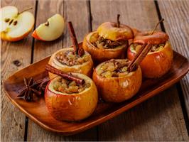 Запеченные яблоки с финиками, орехами и корицей
