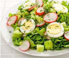 Яичный салат с брынзой, зеленью и огурцами