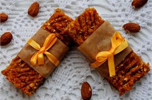 Энергетические батончики с орехами, финиками и клюквой