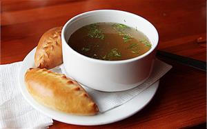 Бульон (Борщок) с острыми гренками или пирожками