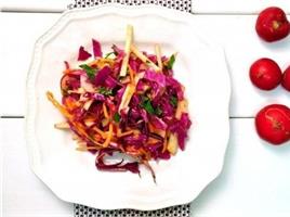 Салат из краснокочанной капусты, моркови и яблока