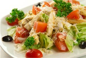 Салат Цезарь с курицей
