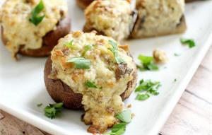 Шампиньоны с курицей и сыром