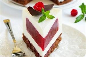 Сливочно-малиновый торт-суфле