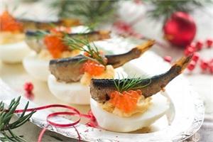 Фаршированные яйца со шпротами и красной икрой 