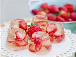Желе из клубники с шампанским