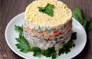 Cлоеный салат с куриной печенью.