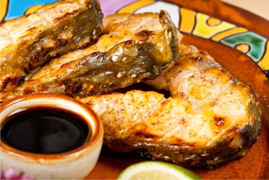 Осетрина в духовке кусочками рецепты приготовления. Стерлядь запеченная в духовке. Осетрина в духовке кусочками. Стерлядь мясо. Домашняя рыба приготовленная.