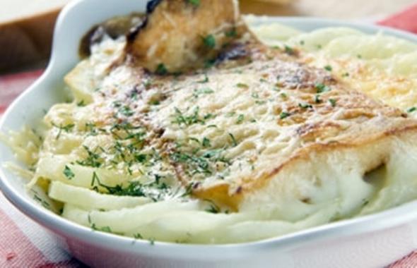 фото треска, запеченная с яйцом и молочным соусом