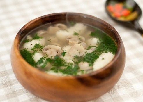 Фото картофельного супа со свежими грибами и мозгами