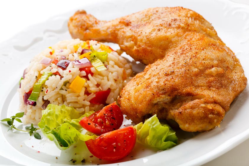 фото ЦЫПЛЕНОК, ЖАРЕННЫЙ КУСКАМИ, С РИСОМ И ПОМИДОРАМИ 