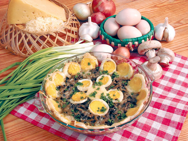 фото ЯЙЦА, ЗАПЕЧЕННЫЕ С ЛУКОМ И ГРИБАМИ