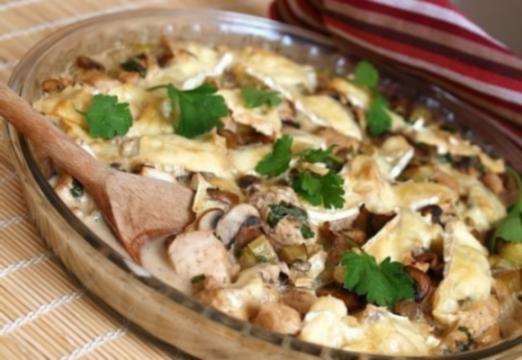 фото ОКУНЬ МОРСКОЙ, ЗАПЕЧЕННЫЙ С ГРИБАМИ, ЛУКОМ И КАРТОФЕЛЕМ ПОД СМЕТАННЫМ СОУСОМ