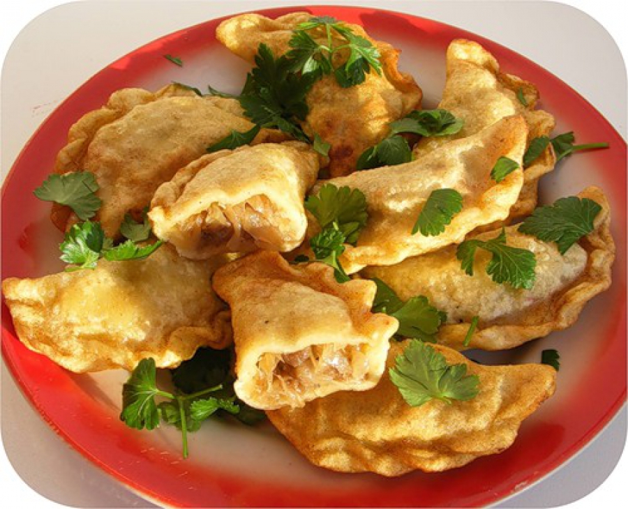 Вареники с картошкой и фаршем. Варенники мясокапустные. Вареники с капустой. Вареники с капустой и мясом. Вареники с капустой и грибами.