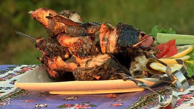 Шашлык из речной рыбы с зеленью