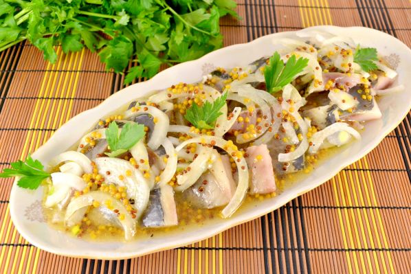СЕЛЬДЬ В ГОРЧИЧНО-УКСУСНОЙ ЗАЛИВКЕ
