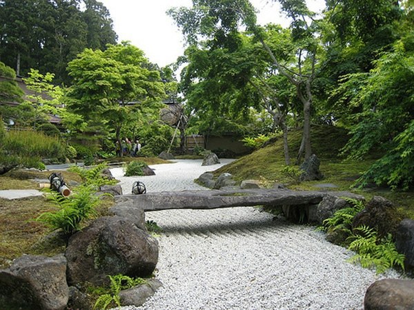 камни