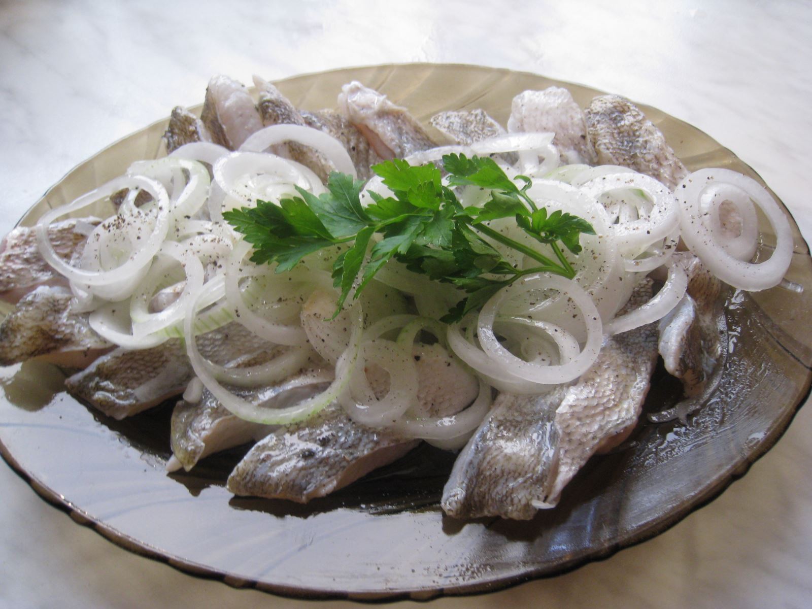Маринованная рыбка хек