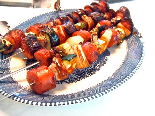 Шашлык из колбасы с грибами