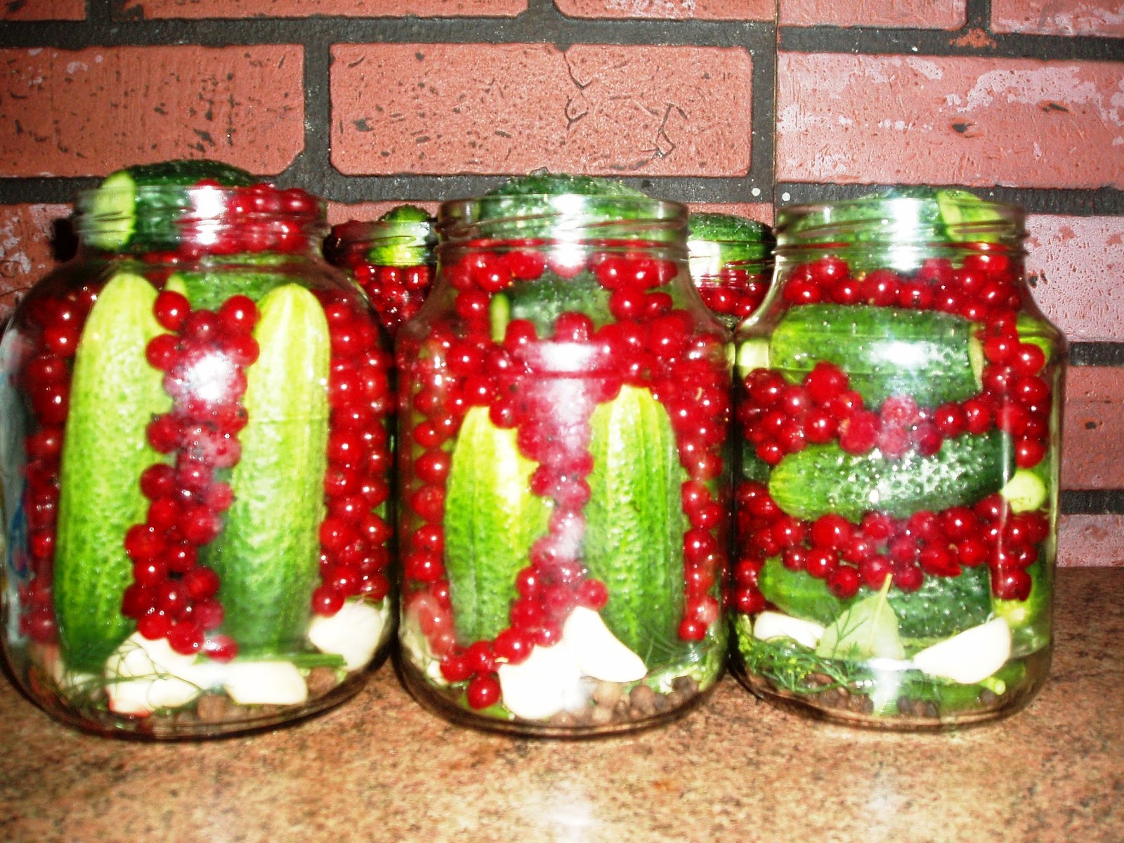 маринованные огурцы с красной смородиной