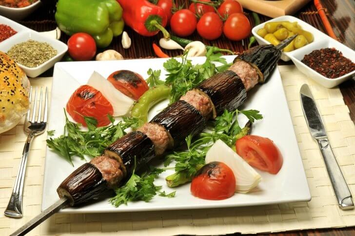 Шашлык из баклажанов с чесночным соусом